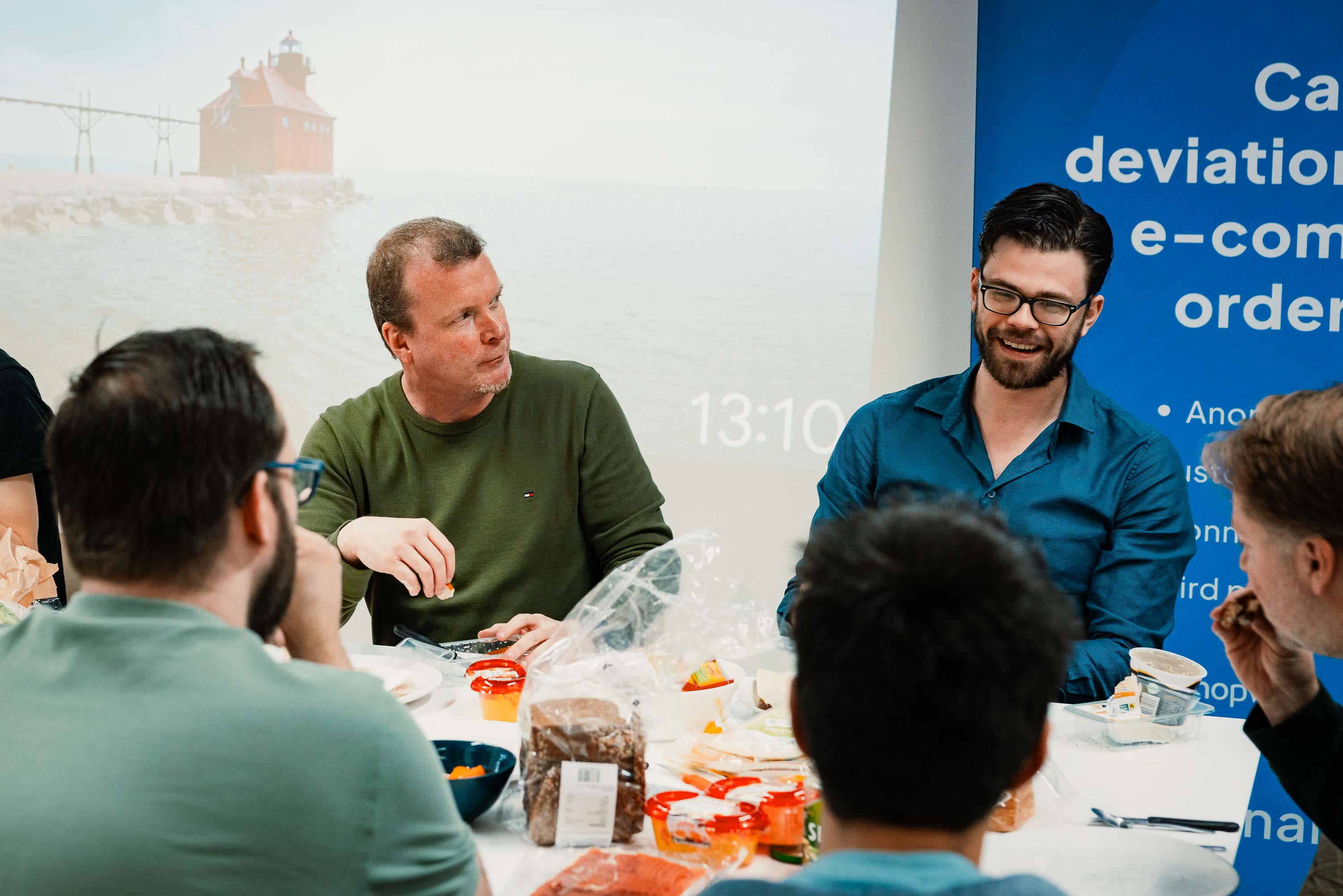 Kennismaken tijdens een lunchpresentatie